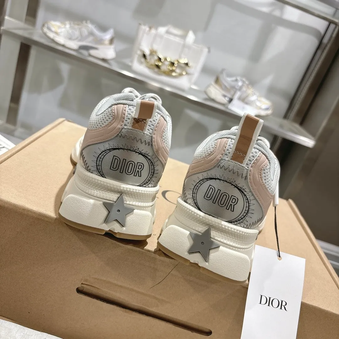 👟👟Ex-factory price 560👟👟 This Dior Chrono sneaker is a new product of the 2024 autumn ready-to-wear series, reinterpreting running shoes with Dior's high-end style. White mesh fabric is paired with nude and silver-toned laminated leather-effect panels, as well as CD logos on the sides, a star patch on the tongue and a Dior logo on the heel. Featuring tri-color laces, a lightweight sole and star embellishments for a casual look all year round. ✅Size: 35-40 ✅Packaging: With counter packaging and Dior outer box